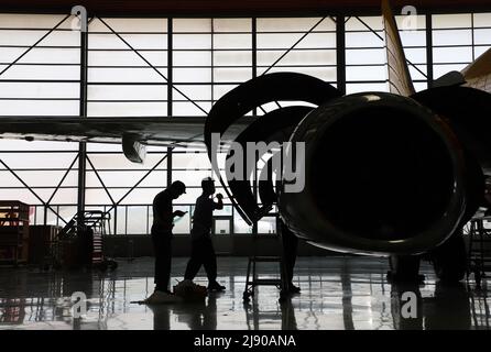 Tianjin. 18.. Mai 2022. Mitarbeiter warten in einem Hangar im nordchinesischen Tianjin ein Flugzeug, 18. Mai 2022. In den letzten Jahren hat Tianjin die Luft- und Raumfahrtindustrie energisch weiterentwickelt und mehrere Industrieketten gefördert, um eine qualitativ hochwertige Entwicklung der Stadt zu fördern. Kredit: Zhao Zishuo/Xinhua/Alamy Live Nachrichten Stockfoto