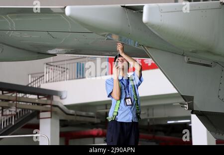 Tianjin. 18.. Mai 2022. Ein Mitarbeiter unterhält ein Flugzeug in einem Hangar im nordchinesischen Tianjin, 18. Mai 2022. In den letzten Jahren hat Tianjin die Luft- und Raumfahrtindustrie energisch weiterentwickelt und mehrere Industrieketten gefördert, um eine qualitativ hochwertige Entwicklung der Stadt zu fördern. Kredit: Zhao Zishuo/Xinhua/Alamy Live Nachrichten Stockfoto