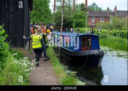 Nach fast 80 Jahren sind die Boote endlich wieder auf dem Shrewsbury & Newport Canal mit dem Start eines Schmalbootes am Kanalbecken in der Shropshire-Stadt Newport. Stockfoto