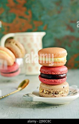 Bunte Mandel-Makronen mit verschiedenen Füllungen. Kleine französische Kuchen, Teezeit. Stockfoto