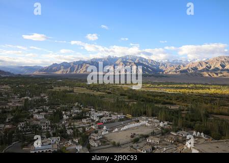 (ANMERKUNG DER REDAKTION: Aufnahme mit Drohne) Luftaufnahme des Leh-Bezirks Ladakh vom Kloster Thikse. Das Kloster Thikse liegt auf einem Hügel in Thikse, etwa 19 Kilometer östlich von Leh. Stockfoto