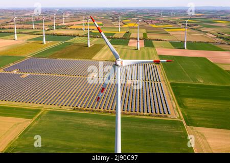 Ein Blick aus der Vogelperspektive auf die grüne Stromerzeugung aus bodenmontierten Solaranlagen und Windkraftanlagen in Deutschland Stockfoto