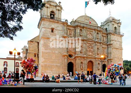 Ballons außerhalb der Domstadt Oaxaca Mexico Stockfoto