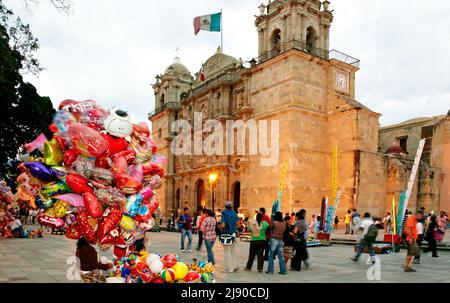 Ballons außerhalb der Domstadt Oaxaca Mexico Stockfoto