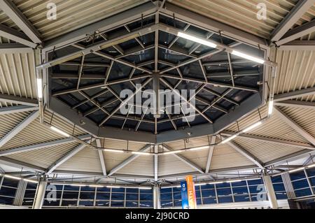Athens Old Town, Attica, Greece - 12 28 2019 Zeitgenössische Glas- und Stahldecke des Verkehrsknotenpunkts des Flughafens Athen Stockfoto