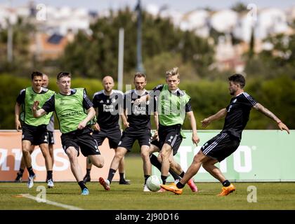 LAGOS - Patrik Walemark, Marcus Holmgren Pedersen und Marcos Senesi während eines Feyenoord Trainingslagers in Lagos. Das Team aus Rotterdam bereitet sich in Portugal auf das Finale der UEFA Conference League gegen AS Roma in Tirana vor. KOEN VAN WEEL Stockfoto