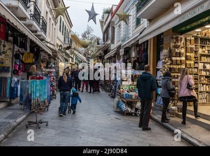 Athen, Attica, Griechenland - 12 26 2019 Blick über die engen Touristenstraßen mit typischen Geschäften Stockfoto