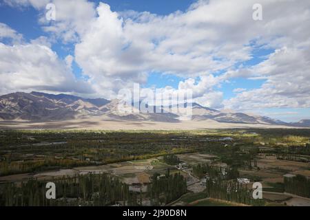 Ladakh, Indien. 21. September 2021. (ANMERKUNG DER REDAKTION: Aufnahme mit Drohne) Luftaufnahme des Leh-Bezirks Ladakh vom Kloster Thikse. Das Kloster Thikse liegt auf einem Hügel in Thikse, etwa 19 Kilometer östlich von Leh. (Foto von Ayush Chopra/SOPA Images/Sipa USA) Quelle: SIPA USA/Alamy Live News Stockfoto