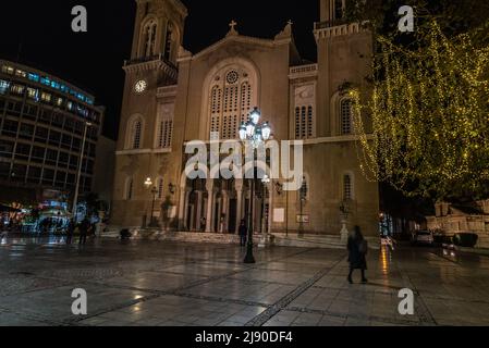 Athen, Attika - Griechenland - 12 26 2019 Menschen, die nachts mit Weihnachten über den Mitropoleos Platz wandern Stockfoto