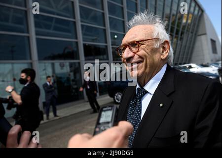 Turin, Italien. 19 Mai 2022. Patrizio Bianchi, Bildungsminister, trifft auf der Internationalen Buchmesse 34. in Turin ein. Die Internationale Buchmesse Turin (italienisch: Salone Internazionale del Libro) ist die größte Messe für Bücher in Italien, die jährlich in Turin stattfindet. Kredit: Nicolò Campo/Alamy Live Nachrichten Stockfoto