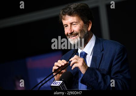 Turin, Italien. 19 Mai 2022. Dario Franceschini, Kulturminister, lächelt während der Internationalen Buchmesse 34. in Turin. Die Internationale Buchmesse Turin (italienisch: Salone Internazionale del Libro) ist die größte Messe für Bücher in Italien, die jährlich in Turin stattfindet. Kredit: Nicolò Campo/Alamy Live Nachrichten Stockfoto