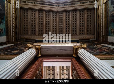 Athens Old Town, Attica - Greece - 12 28 2019 Innere der Griechischen Nationalen Akademie im neoklassischen Stil mit Ornamenten Stockfoto
