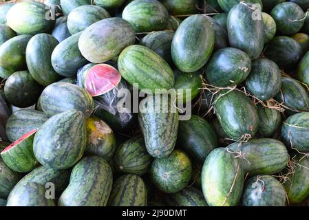 Viele Wassermelonen auf dem vietnamesischen Markt in Nha Trang Stockfoto