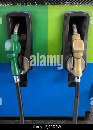 Ein paar Kraftstoffdüsen in der Tankstelle in der Nähe der Autobahn in der ländlichen Gegend, Vorderansicht für den Kopierraum. Stockfoto