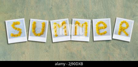 Banner mit dem Wort Sommer aus polaroid-Bildern. Gelbe Delikanblumen in Form von Buchstaben auf grünem Holzhintergrund. Sommerhintergrund. Flaches Lay. Stockfoto