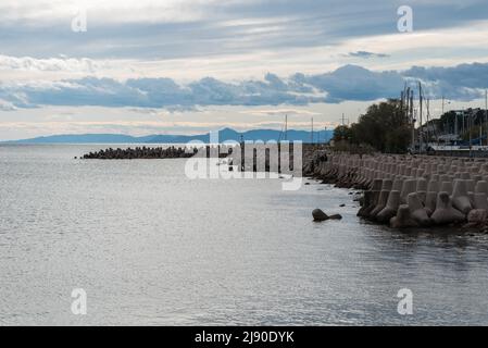 Freattyda, Athen - Griechenland - 12 28 2019 Blick über die felsige Bucht am Hafen von Piräus Stockfoto