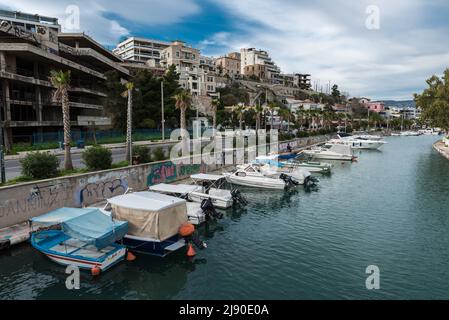 Freattyda, Athen - Griechenland - 12 28 2019 Blick über die felsige Bucht am Hafen von Piräus Stockfoto