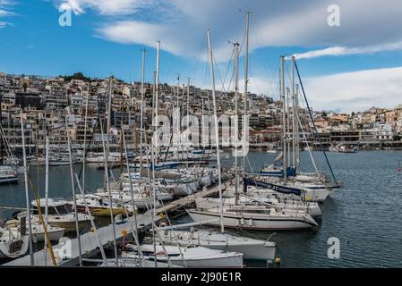 Freattyda, Athen - Griechenland - 12 28 2019 Panoramablick über den Yachthafen von Piräus mit Luxusyachten Stockfoto