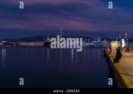 Freattyda, Athen, Griechenland - 12 28 2019 Abendansicht zur blauen Stunde um die Bucht und das Meer Stockfoto