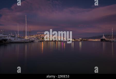 Freattyda, Athen, Griechenland - 12 28 2019 Abendansicht zur blauen Stunde um die Bucht und das Meer Stockfoto