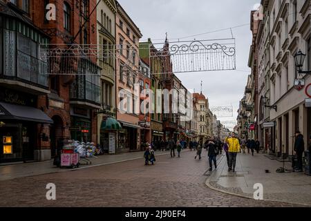 2. Januar 2021 - Torun, Polen: Die Hauptfußgängerzone in der Altstadt. Dies ist eine historische Stadt an der Weichsel im nordzentralen Polen und ein UNESCO-Weltkulturerbe Stockfoto