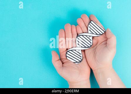 Einen DNA-Strang in der Hand halten, Gentherapie und Behandlung, Biotechnologie in der modernen Medizin, gen-basierte Impfung Gesundheitswesen Stockfoto