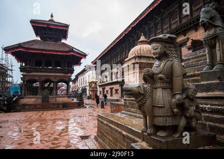 Kathmandu, Nepal - 10. Mai 2022: Der Bhaktapur Durbar Square ist der königliche Palast des alten Bhaktapur Königreichs und gehört zum UNESCO-Weltkulturerbe Stockfoto