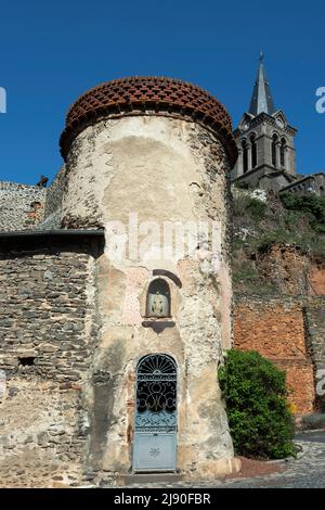 Lamothe Dorf, Turm mit einer kleinen Kapelle, Departement Haute Loire, Auvergne Rhone Alpes, Frankreich, Europa Stockfoto