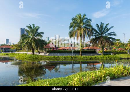 Kuala Lumpur, Malaysia - Mai 13,2022 : wunderschöne Aussicht auf die Tititwangsa Lake Gardens in Malaysia. Die Menschen können im Garten erkunden sehen. Stockfoto