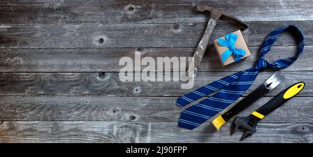 Fathers Day Feiertagskonzept mit geknüpfter Krawatte, Arbeitswerkzeugen und Geschenkbox in flacher Lay-Ansicht Stockfoto