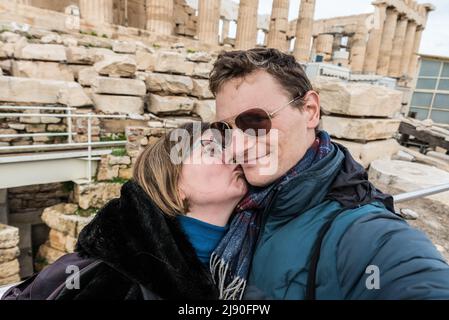 Duo-Selbstporträt eines verliebten Paares, Athen, Griechenland Stockfoto