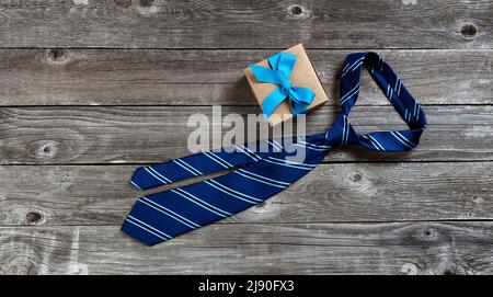 Fathers Day Urlaubskonzept mit geknüpfter Krawatte und Geschenkbox in flacher Lay-Ansicht Stockfoto