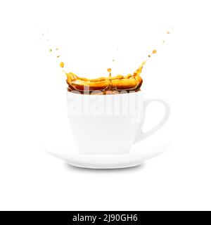 Weiße Kaffeetasse und Untertasse mit Kaffeespritzern auf weißem Hintergrund. Isolieren. Stockfoto