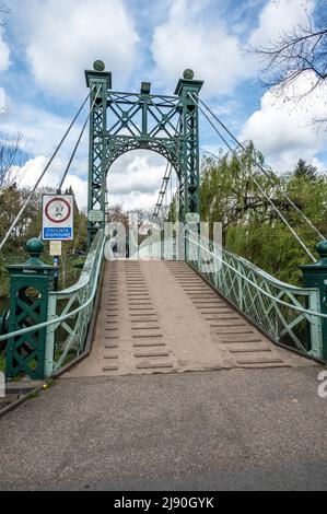 Das Bild zeigt die Fußgängerbrücke von Port Hill über die Loop of the River Seven in Shrewsbury Stockfoto