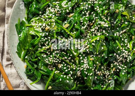 Hausgemachter asiatischer Sesam-Spinatsalat mit Sojasoße Stockfoto