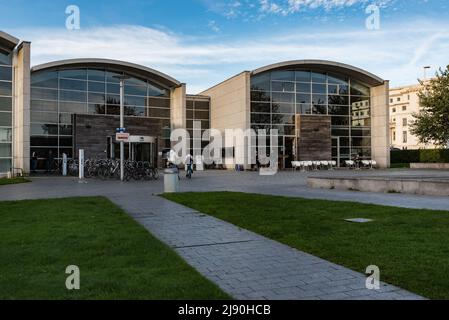 Ostend, Westflandern - Belgien, 10 26 2019 Park und Vorgarten der Kris Lambert öffentlichen Bibliothek Stockfoto