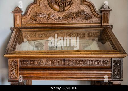 Das Bild zeigt das Kabinett der Ehrenrolle, das den Männern der Shropshire Light Infantry der St. Chads Church aus dem 18.. Jahrhundert in Shrewsbury gewidmet ist Stockfoto