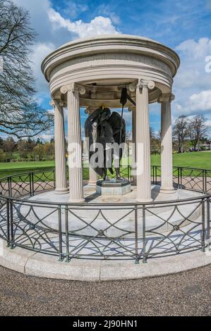 Das Bild zeigt das St. Michael Archangel war Memorial in den Erholungsgärten, die als Steinbruch im Stadtzentrum von Shrewsbury bekannt sind Stockfoto