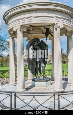 Das Bild zeigt das St. Michael Archangel war Memorial in den Erholungsgärten, die als Steinbruch im Stadtzentrum von Shrewsbury bekannt sind Stockfoto