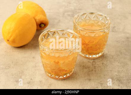 Yuzu Tee, warmer Tee aus Orangenmarmelade, Zucker oder Honig, populärer Erfrischung im Winter in Japan und Korea. Platz für Text kopieren Stockfoto