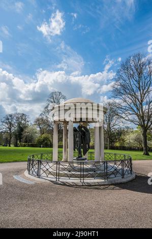 Das Bild zeigt das St. Michael Archangel war Memorial in den Erholungsgärten, die als Steinbruch im Stadtzentrum von Shrewsbury bekannt sind Stockfoto