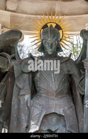 Das Bild zeigt das St. Michael Archangel war Memorial in den Erholungsgärten, die als Steinbruch im Stadtzentrum von Shrewsbury bekannt sind Stockfoto