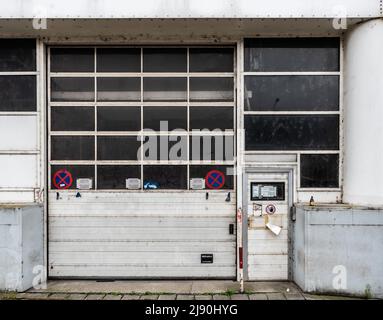 Brüssel Industriezentrum, Region Brüssel Hauptstadt - Belgien - 10 06 2019 Blick über einen alten industriellen großen Garagenhafen mit vielen Schildern und Inreg Stockfoto