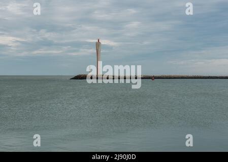 Ostend, Westflandern, Belgien, 10 26 2019 Blick über einen Leuchtturm vom Pier aus Stockfoto