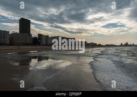 Ostend, Westflandern, Belgien, 10 26 2019 Blick auf den Strand und die Promenade an der belgischen Küste Stockfoto