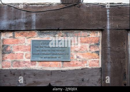 Das Bild zeigt die Gedenktafel am mittelalterlichen Rowley's House and Mansion aus dem 16.. Jahrhundert, einem der prominentesten Gebäude in Shrewsbury Stockfoto