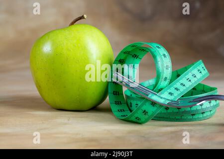 Apfel und Maßband, Diät-Konzept Stockfoto