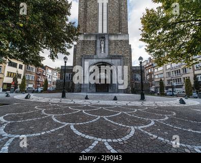 Jette, Region Brüssel-Hauptstadt -Belgien - 10 10 2019 modernes gotisches Außendesign der Kirche Notre Dame de Lourdes und der gemusterten Fliesen der Stockfoto