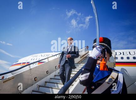 Amsterdam, Niederlande. 19.. Mai 2022. Bundeskanzler Olaf Scholz geht die Gangway am Flughafen Amsterdam Schiphol entlang. In Den Haag trifft die Kanzlerin den niederländischen Premierminister. Quelle: Kay Nietfeld/dpa/Alamy Live News Stockfoto
