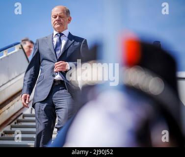 Amsterdam, Niederlande. 19.. Mai 2022. Bundeskanzler Olaf Scholz (SPD) geht die Gangway am Flughafen Amsterdam Schiphol entlang. In Den Haag trifft die Kanzlerin den niederländischen Premierminister. Quelle: Kay Nietfeld/dpa/Alamy Live News Stockfoto